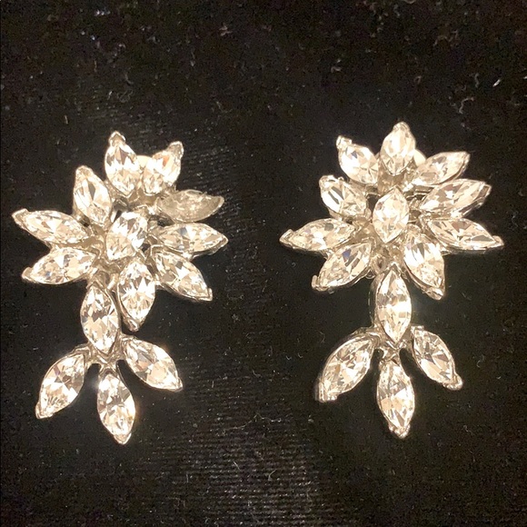 Vintage decorative clip on earrings - Picture 1 of 3